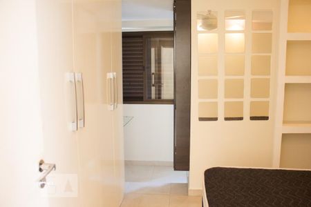 Suíte com armário de apartamento para alugar com 1 quarto, 48m² em Cambuí, Campinas