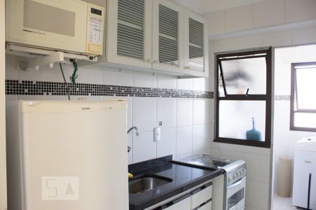 Cozinha com fogão, geladeira e armários de apartamento para alugar com 1 quarto, 48m² em Cambuí, Campinas