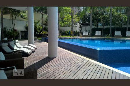 Piscina externa com borda infinita de apartamento para alugar com 1 quarto, 50m² em Campo Belo, São Paulo