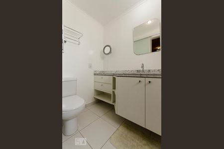 Banheiro da suíte de apartamento para alugar com 2 quartos, 70m² em Vila Madalena, São Paulo