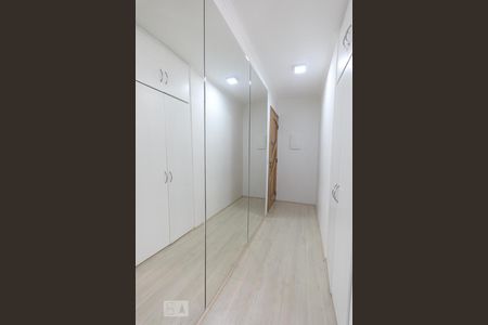 Corredor de entrada  de apartamento para alugar com 3 quartos, 70m² em Aclimação, São Paulo