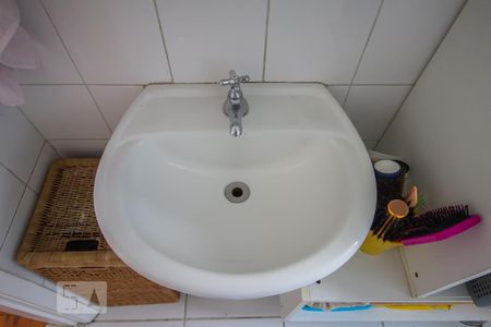 Banheiro social detalhe de apartamento para alugar com 2 quartos, 53m² em Perdizes, São Paulo