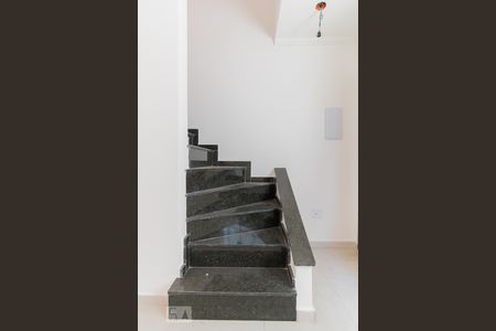 Escada de casa de condomínio para alugar com 2 quartos, 57m² em Vila Talarico, São Paulo