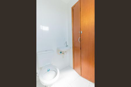 Banheiro da Suíte 1 de casa de condomínio para alugar com 2 quartos, 57m² em Vila Talarico, São Paulo