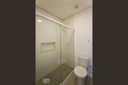 Banheiro de kitnet/studio para alugar com 1 quarto, 17m² em Liberdade, São Paulo