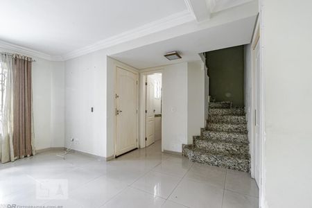 Escada de casa de condomínio para alugar com 3 quartos, 206m² em Bom Retiro, Curitiba