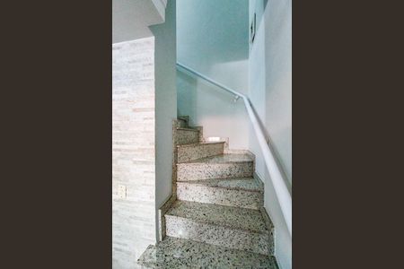 Escada de casa de condomínio para alugar com 2 quartos, 72m² em Jardim Adriana, Guarulhos