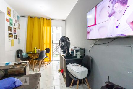 Sala de apartamento para alugar com 2 quartos, 70m² em Vila Carmosina, São Paulo