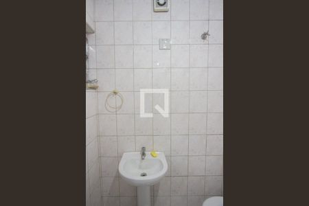 Banheiro de casa de condomínio para alugar com 1 quarto, 52m² em Jardim Casablanca, São Paulo