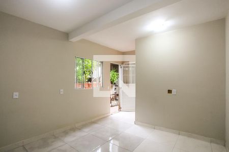 Sala de kitnet/studio para alugar com 1 quarto, 28m² em Vila das Oliveiras, Taboão da Serra