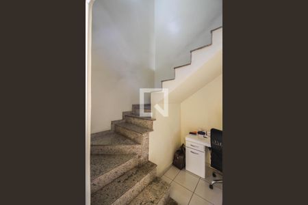 Escada de casa de condomínio para alugar com 3 quartos, 215m² em Cosmorama, Mesquita