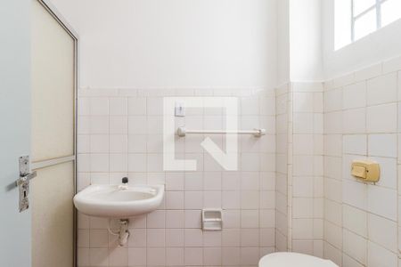 Banheiro de apartamento à venda com 1 quarto, 50m² em São João, Porto Alegre