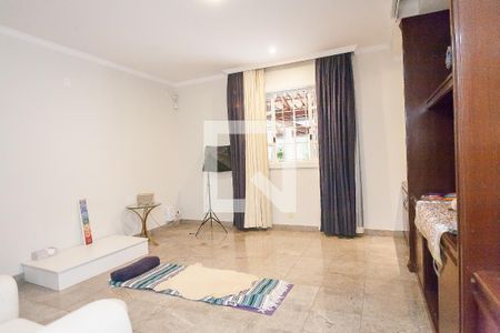 Sala de TV de casa de condomínio para alugar com 4 quartos, 450m² em Parque do Engenho, Nova Lima