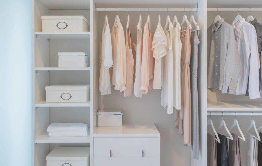 Tá na hora de organizar o guarda-roupas? Siga essas dicas básicas!