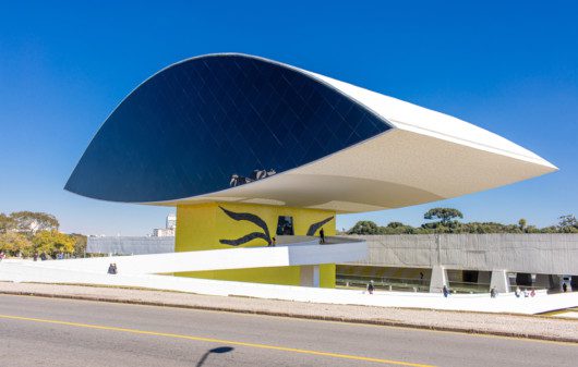 Foto do Museu Oscar Niemeyer, no Centro Cívico, ilustra matéria sobre o bairros nobres em Curitiba