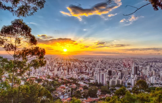 Imagem aérea do pôr do sol da capital de Minas Gerais visto do Mirante do Mangabeiras para ilustrar matéria sobre os bairros nobres de BH