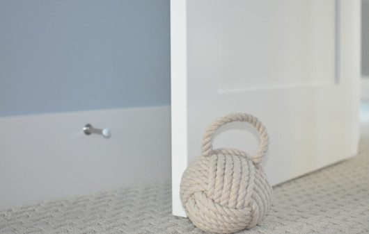 Imagem que ilustra matéria sobre peso de porta mostra um peso de porta feito de lã