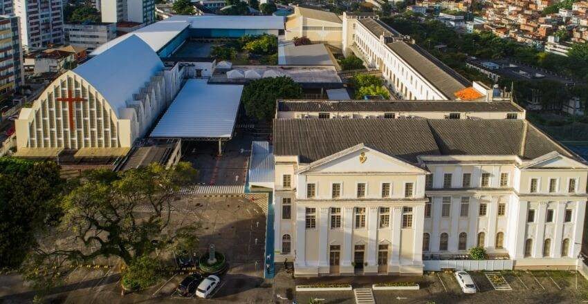 Foto que ilustra matéria sobre escolas particulares em Salvador mostra a fachada do Colégio Antônio Vieira.