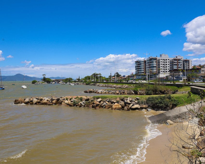 Foto que ilustra matéria sobre como é morar em São José (SC) mostra a beira mar de são josé