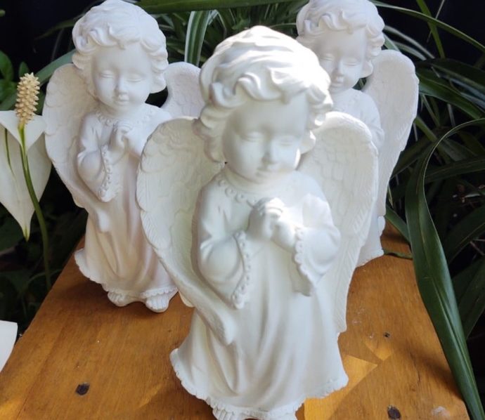 Pequenas estátuas de anjos feitas de gesso também são ótimas sugestões de decoração de centro de mesa para batizado. Essas abaixo estão à venda na Shopee.