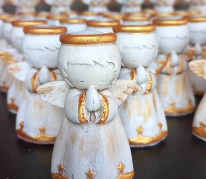 Anjinhos de lembrancinha de batizado, pintados à mão e à venda pela loja Art de Mão.
