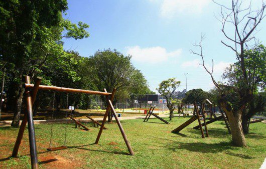 Foto que ilustra matéria sobre parque em Mauá mostra uma vista panorâmica de um playground do Parque da Juventude.