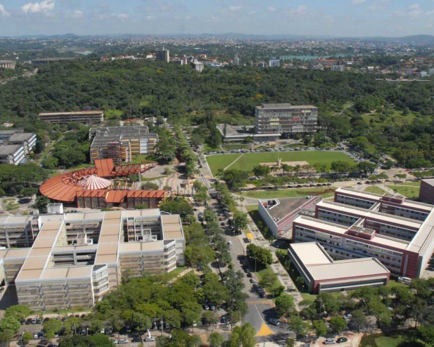 Foto que ilustra matéria sobre faculdades em Belo Horizonte mostra uma visão aérea do campus da Pampulha da Universidade Federal de Minas Gerais.