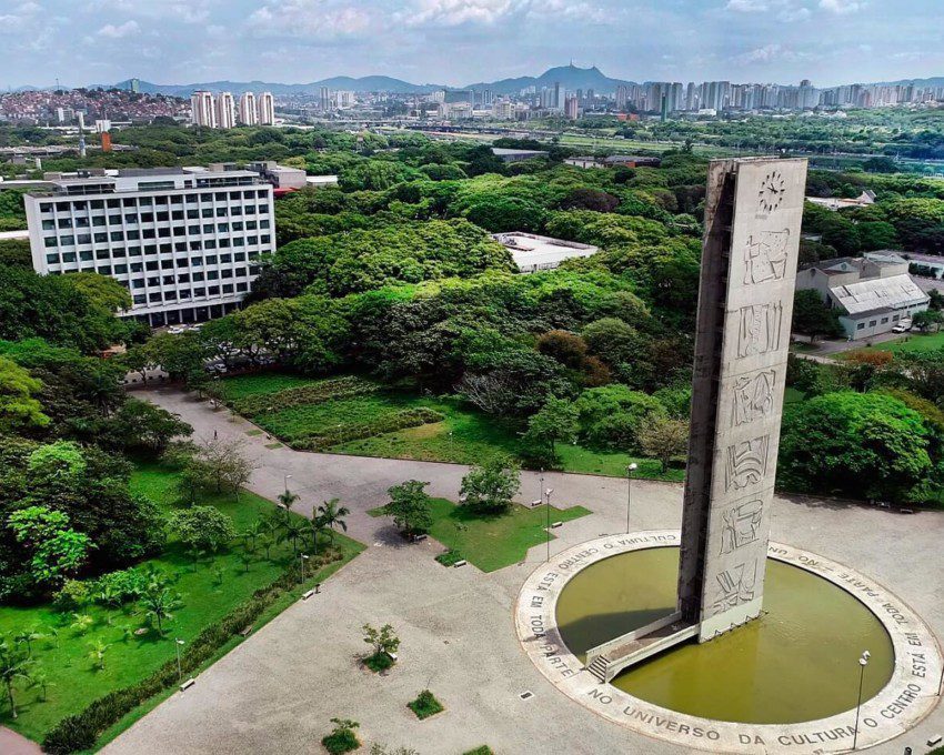 Foto que ilustra matéria sobre faculdades em São Paulo mostra uma visão do alto de uma parte do campus da USP onde fica a praça do Relógio e o prédio da reitoria da universidade.