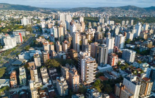 Foto que ilustra matéria sobre os bairros mais seguros de Porto Alegre mostra uma visão do alto do bairro Petrópolis, com vários prédios altos e algumas áreas arborizadas entre eles.