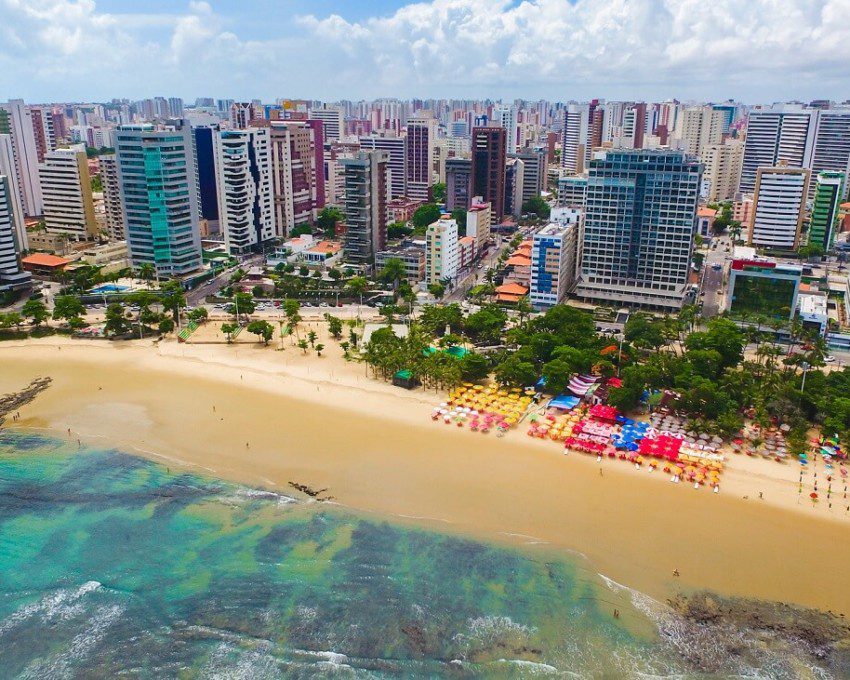 Foto que ilustra matéria sobre os bairros mais seguros de Fortaleza mostra a orla da praia de Meireles vista do alto.