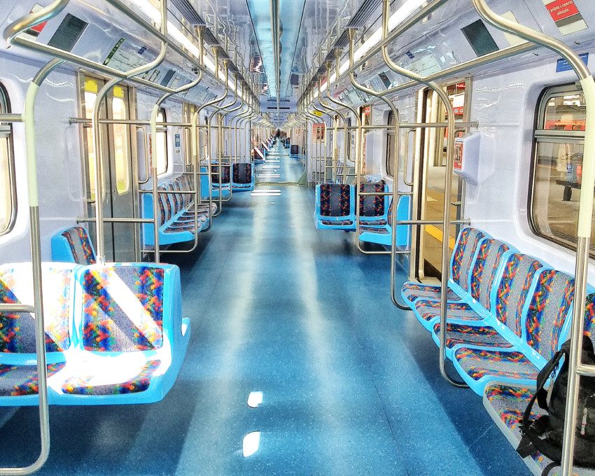 Imagem do interior de um metrô.
