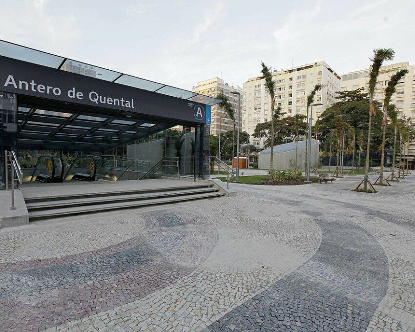 Foto mostra a entrada da Estação Antero de Quental, localizada na praça de mesmo nome, no bairro do Leblon, na Zona Sul do Rio de Janeiro (RJ)