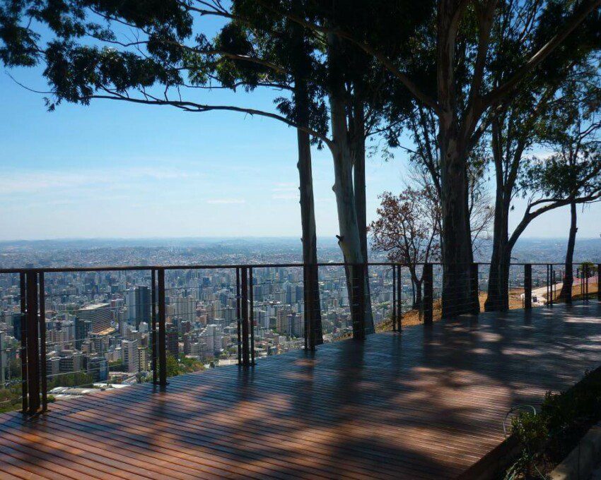 Foto que ilustra matéria sobre o Mirante do Mangabeiras mostra uma parte do deck onde fica o mirante com a cidade de Belo Horizonte ao fundo