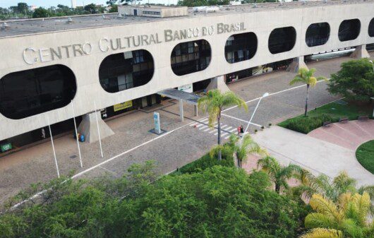 Imagem aérea do jardim e fachada do Centro Cultural Banco do Brasil Brasília. Fonte: Página oficial do CCBB Brasília.