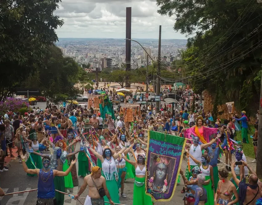 Foto que ilustra matéria sobre Carnaval em BH mostra o bloco Pena de Pavão de Krishna com a Praça do Papa e a cidade de Belo Horizonte ao fundo (Foto: Shutterstock)