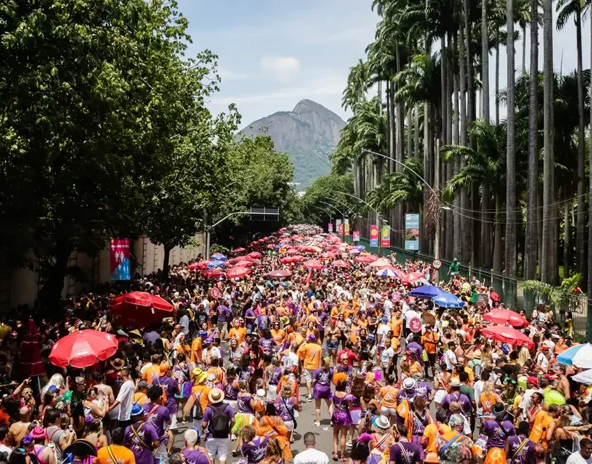 Foto que ilustra matéria sobre o Carnaval no Rio de Janeiro mostra uma panorâmica do desfile do Bloco Escangalha, na Rua Jardim Botânico. (Foto: Tata Barreto/Riotur)