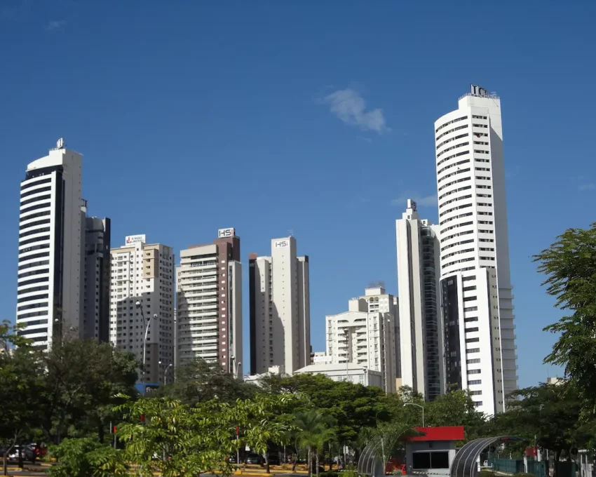 Fotografia de prédios altos em Goiânia.