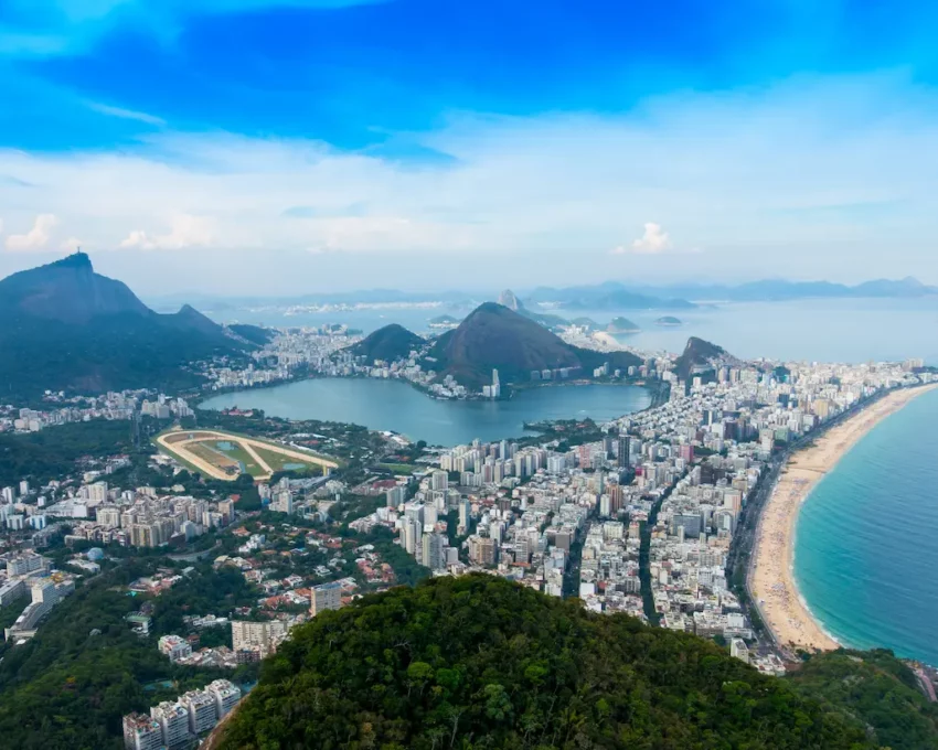 Fotografia aérea onde é possível visualizar algumas zonas do Rio de Janeiro.