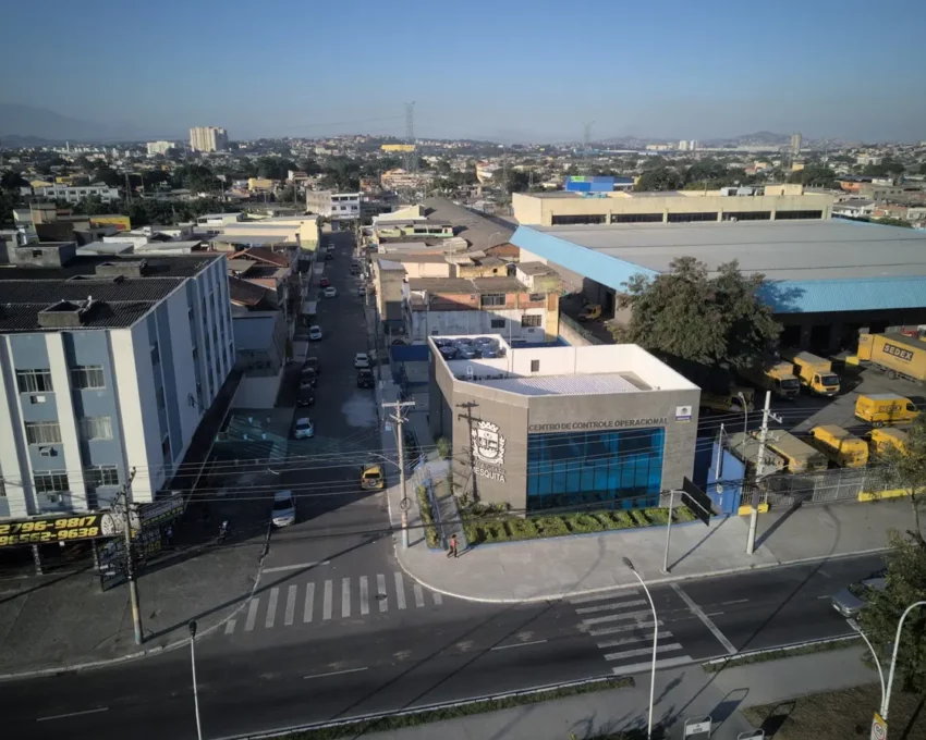 Foto que ilustra matéria sobre onde fica Mesquita mostra a cidade vista do alto, com destaque para o centro de operações da prefeitura em primeiro plano (Foto - Prefeitura Municipal de Mesquita)