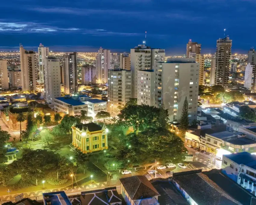 Foto que ilustra matéria sobre Custo de vida em Uberlândia mostra a cidade do Triângulo Mineiro vista do alto à noite (Foto: Portal da Predfeitura de Uberlândia)