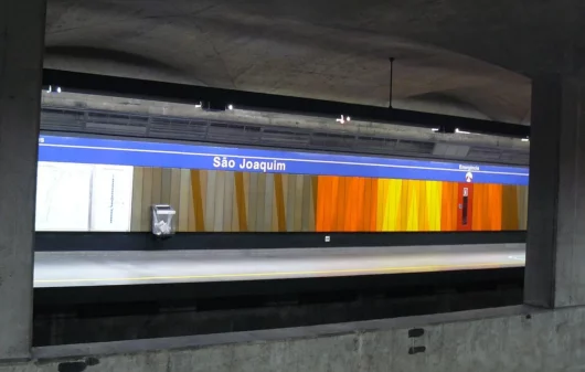 Foto que ilustra matéria sobre o Metrô São Joaquim, em São Paulo, mostra uma das plataformas da estação (Foto: Wikimedia Commons)