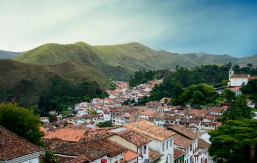 Imagem do panorama urbana de Ouro Preto, em Minas Gerais, para ilustrar matéria sobre o ranking das cidades com maior renda per capita do Brasil