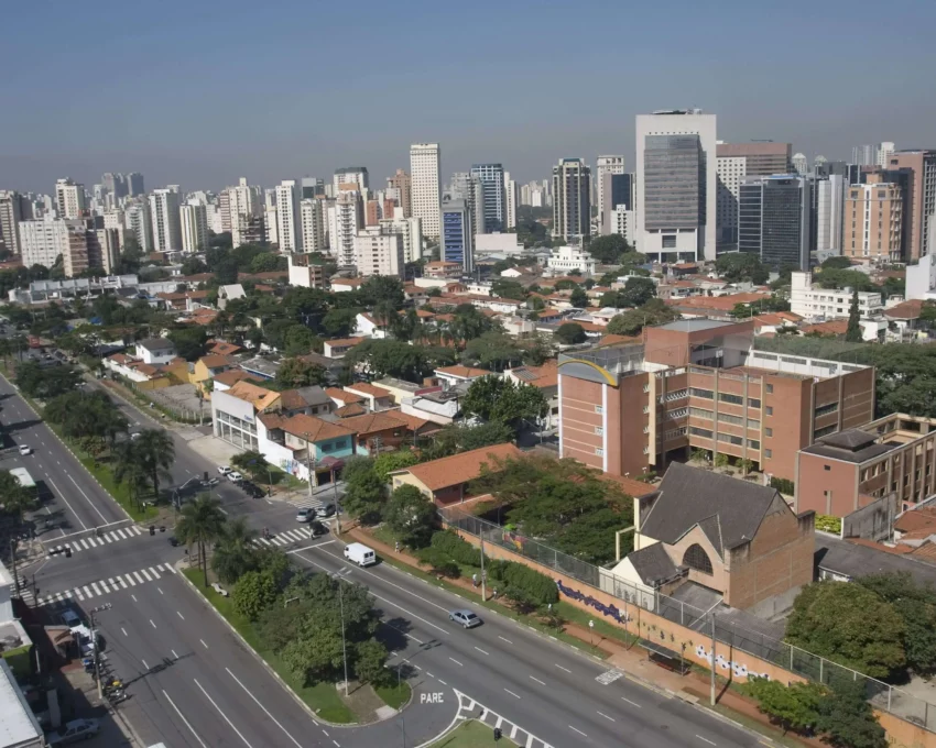 Imagem da vista aérea de São Paulo mostra prédios, avenidas e vegetação para ilustrar matéria sobre o que fazer na Zona Norte de SP