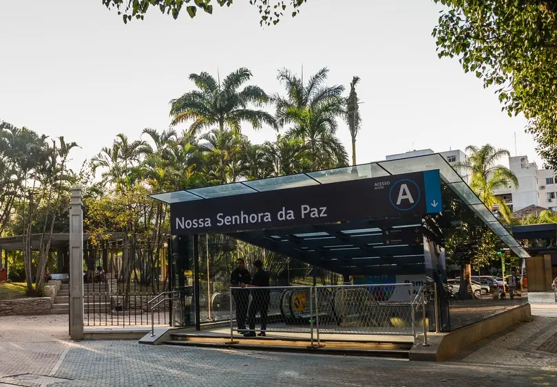 Foto mostra a entrada da Estação Nossa Senhora da Paz do metrô do Rio de Janeiro, localizada no bairro de Ipanema (Foto: Shutterstock)