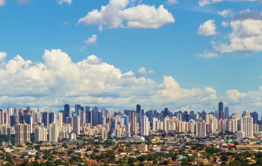 Foto que ilustra matéria sobre a Região Metropolitana de Goiânia mostra os prédios da cidade de Goiânia vista do alto e de longe (Foto: Shutterstock)