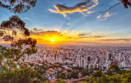 Imagem da vista do pôr do sol em Belo Horizonte direto do Mirante de Mangabeiras mostra paisagem da cidade para ilustrar matéria sobre os bairros da Zona Oeste de BH