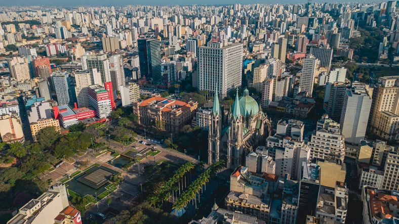 Imagem aérea da praça da sé com a catedral ao centro para ilustrar matéria sobre Catedral da Sé, que pode ser acessada pela estação Sé, da Linha Vermelha do metrô da capital paulista