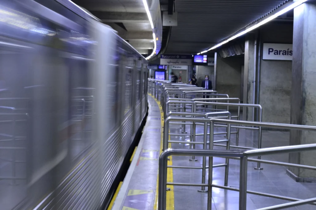 Imagem da estação Paraíso, em São Paulo, para ilustrar matéria sobre as estações da Linha 1-Azul do metrô de SP