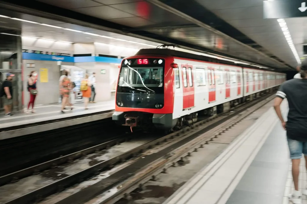 Imagem do metrô em movimento chegando na estação com pessoas andando para ilustrar matéria sobre a Linha 8-Diamante