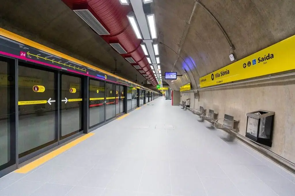 Imagem da Estação Vila Sônia, em São Paulo, mostra estrutura do local para ilustrar matéria sobre a Linha Amarela do metrô de SP